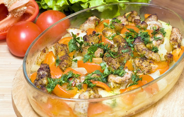 Запеченные кусочки свинины с овощами