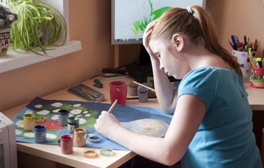 Ребенок рисует красками картину