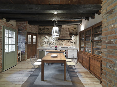 cucina con mobili moderni con muri di pietra