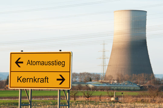 Schild Atomausstieg neben Kernkraftwerk
