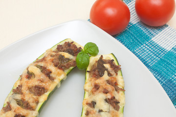 Gefüllte Zucchini