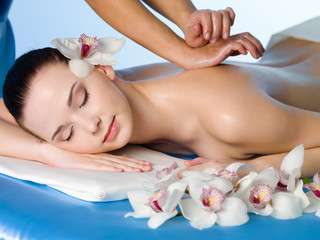 Obraz na płótnie Canvas woman having relaxing massage of back