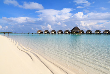 模様のある波打ち際の風景