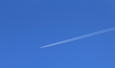 avion dans le ciel