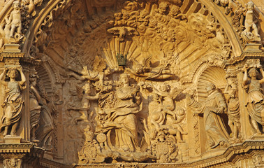 statue