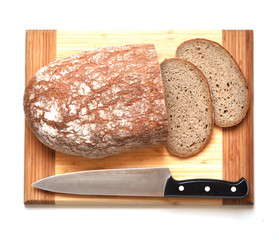 Dunkles brot in scheiben isoliert