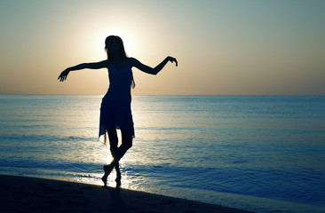 Fototapeta premium Relaxing dance at sunset