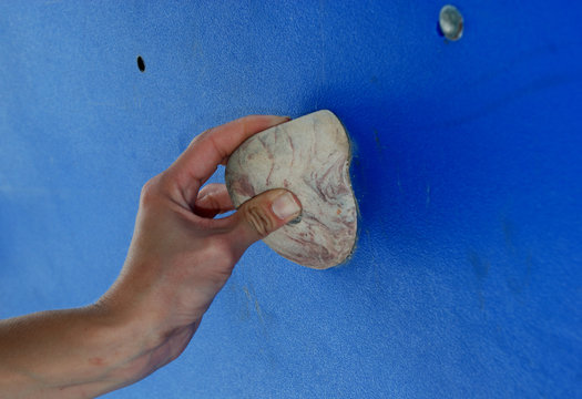 hands - mano sinistra di donna su una presa