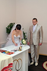 The bride make the signature