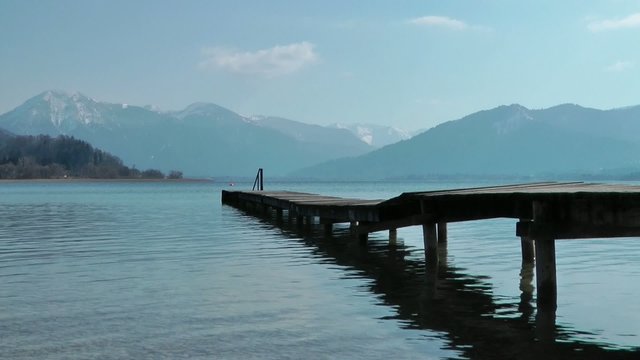Holz Br&uuml;cke am See, Tegernsee mit Alpen