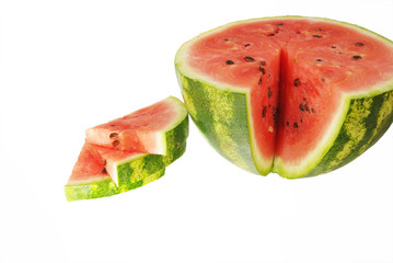 Разрезанный арбуз на белом фоне