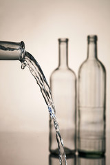 Wasser und Flaschen