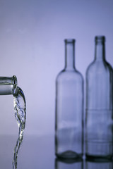 Wasser, Flaschen in blau