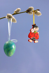 Weidenkätzchen mit Osterdekoration