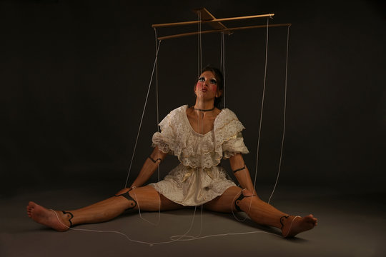 Marionettenfigur Puppenspielerin