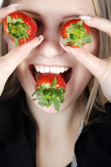 Witzig Model Gesicht mit Erdbeeren auf Augen Nahaufnahme