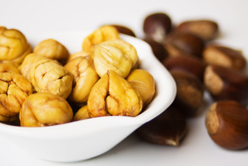 Cooked chestnut fruit in white bowl
