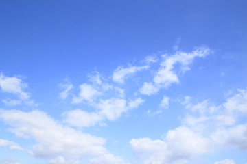 Naklejka na ściany i meble Na białym błękitne niebo i chmury