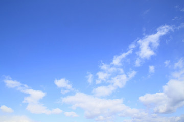 Naklejka na ściany i meble Na białym błękitne niebo i chmury