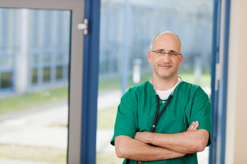 sympathischer arzt im krankenhaus