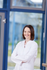 junge &auml;rztin mit verschr&auml;nkten armen