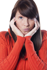 jeune fille songeuse amoureuse