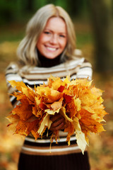 woman portret in autumn leaf