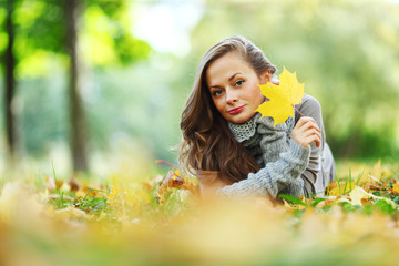 woman portret in autumn leaf