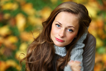 woman portret in autumn leaf