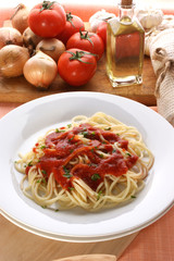 Spaghetti mit Tomatensosse und Petersilie