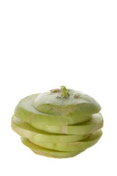 Kohlrabi in Scheiben auf weissem Hintergrund