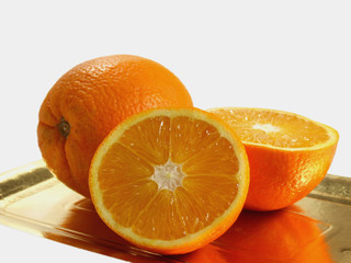Drei Orangen auf dem Tablett