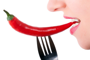 eine rote Peperoni wird gegessen V2