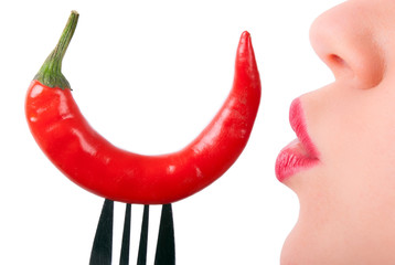 eine rote Peperoni wird geküsst