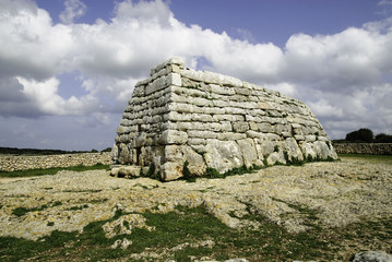 Naveta des Tudons, Menorca, Islas Baleares © grantuco