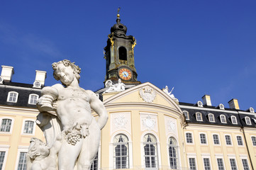 Fototapeta na wymiar Hubertusburg Schloss mit Figur