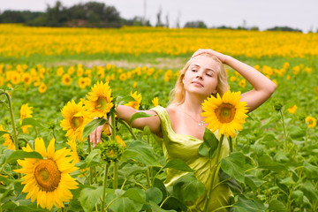 Fototapeta premium Girl in sunflowers