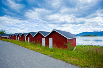 Fototapeta na wymiar Czerwone domy dom nad brzegiem morza
