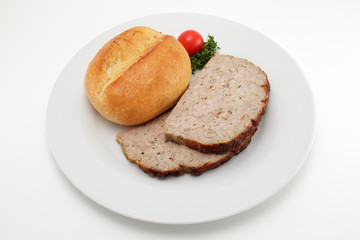 Hackbraten mit Brötchen