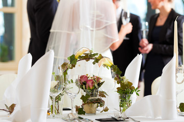 Hochzeitstisch auf einer Hochzeitsfeier