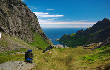 Fototapeta na wymiar Młody mężczyzna turysta odpoczynku na Lofotach, Norwegia