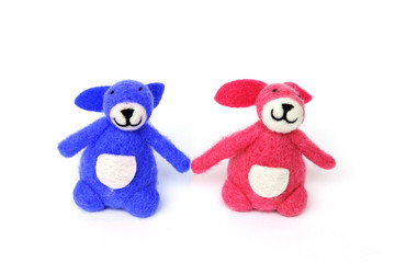 Ein blauer und ein rosa Osterhase aus Filz