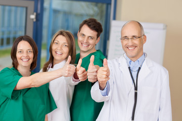 personal im krankenhaus zeigt daumen hoch