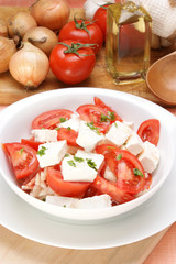 Griechischer Salat mit Tomate und Zwiebeln