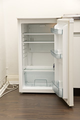 offener, leerer Kühlschrank