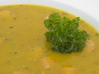 Petersilie auf Kartoffelnsuppe