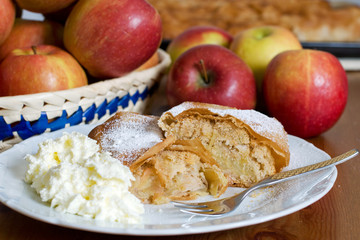 Apfelstrudel und Äpfel