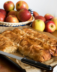 Apfelstrudel im Ganzen und Äpfel