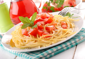 spaghetti con pomodori a pezzi cinque