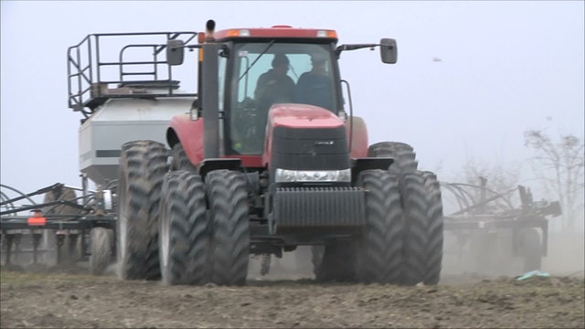 трактор подготавливает почву